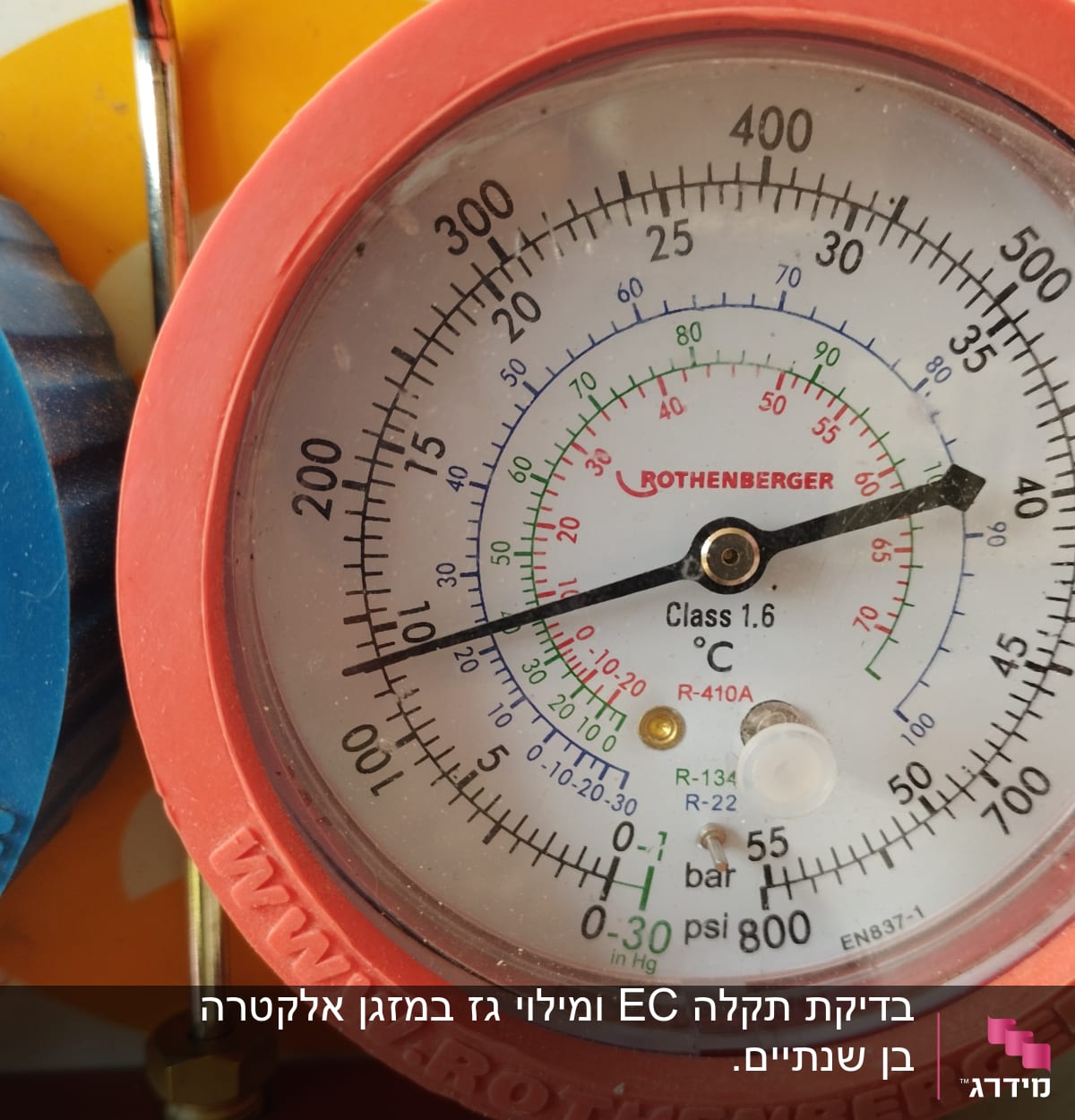 מד לחץ אוויר עם מחוגה צבעונית